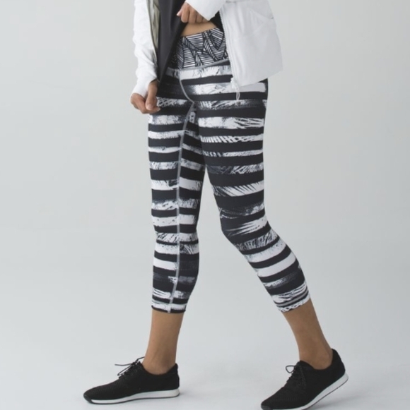 Lululemon Wunder Under Crop II Leggings in Shady Palms Black White Size 6 - Picture 3 of 10